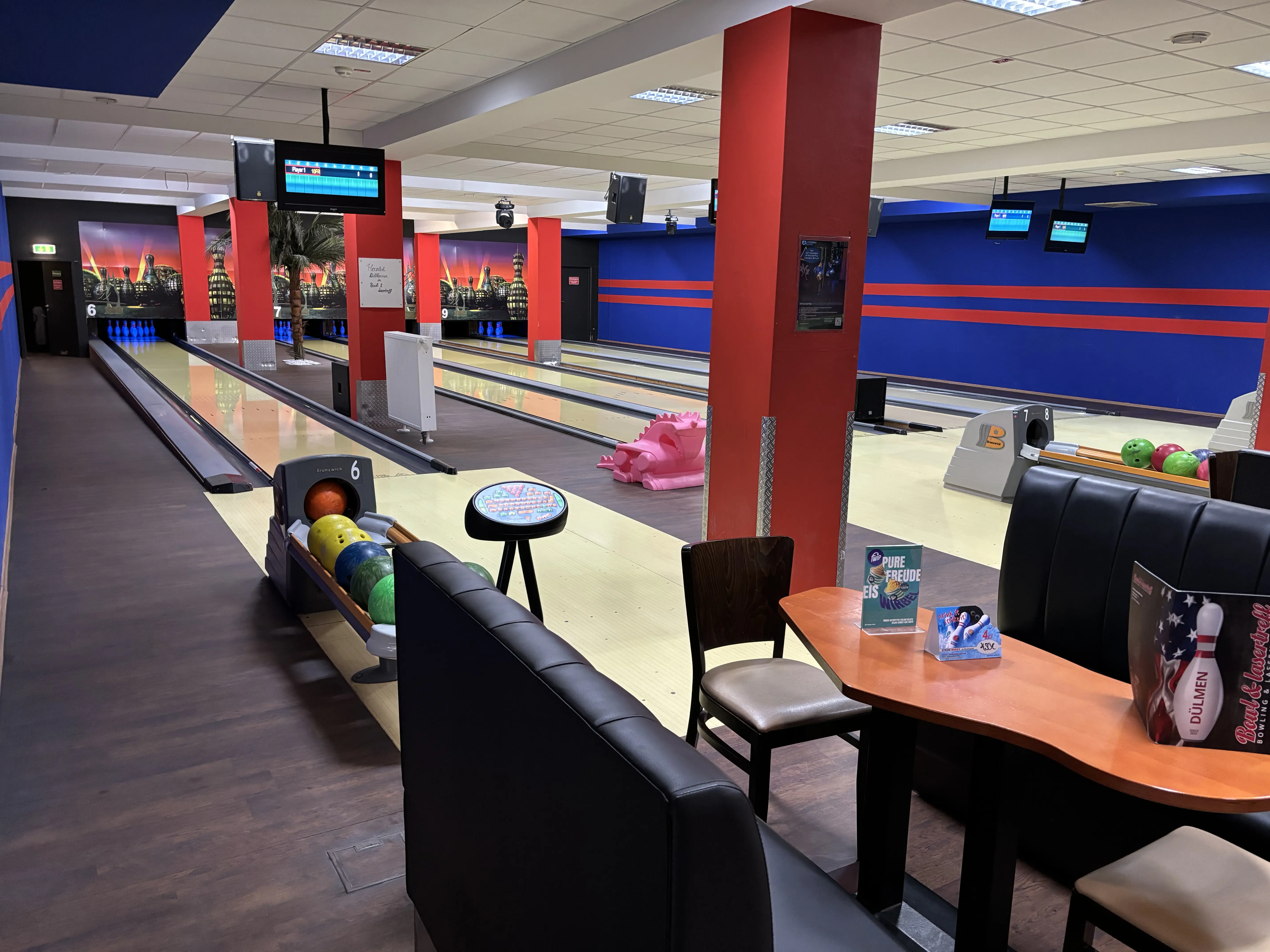 Bowlingbahn mit Neonlicht